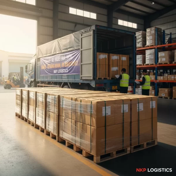 4.  Kiện hàng ngay ngắn chờ xuất bến