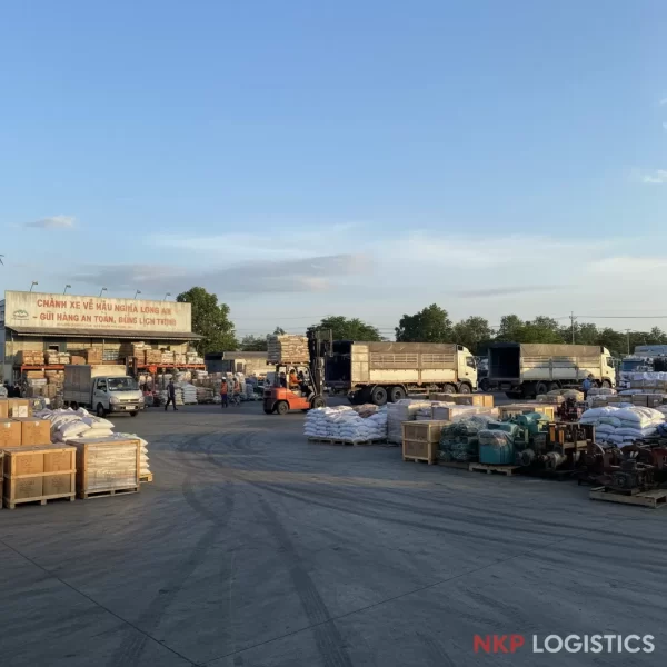 4. Hàng hóa tập kết tại kho bãi chành xe