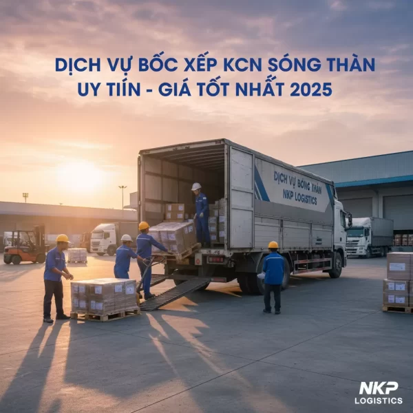 4. Công nhân bốc xếp hàng hóa lên xe tải lúc bình minh