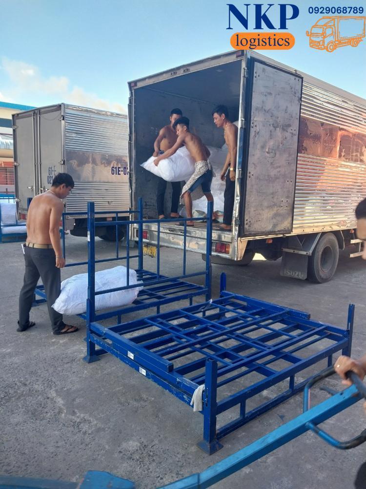 Nhân viên NKP Logistics đang bốc xếp hàng hóa lên xe tải