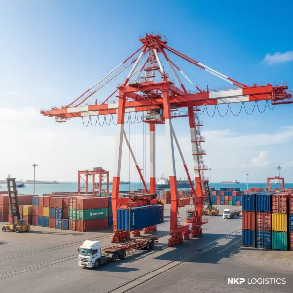 1. Cẩu trục khổng lồ đang nâng container lên xe đầu kéo.