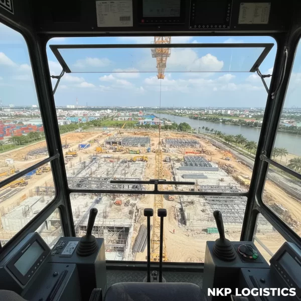 2. Góc nhìn từ cabin xe cẩu đang thi công tại Bình Dương