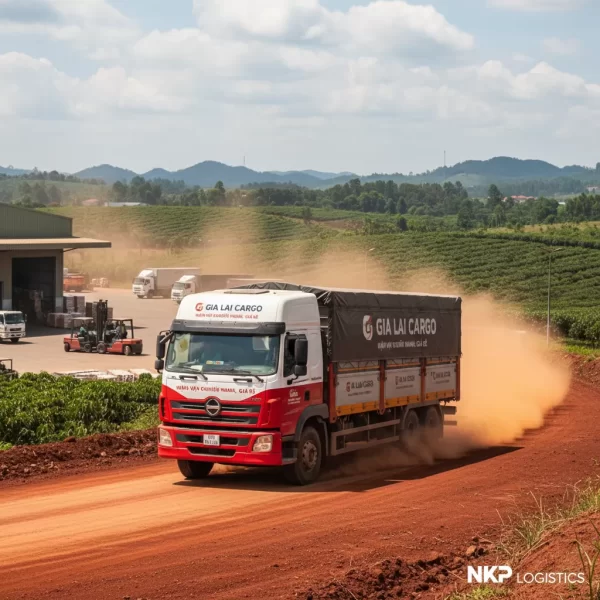 1. Xe tải lướt trên cung đường đất đỏ bazan.