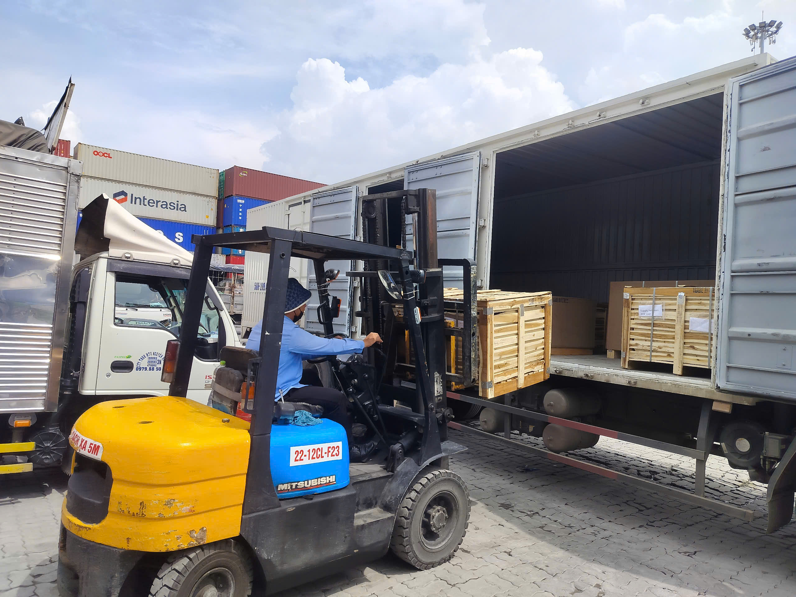 xe tải chở hàng thuận an bình dương